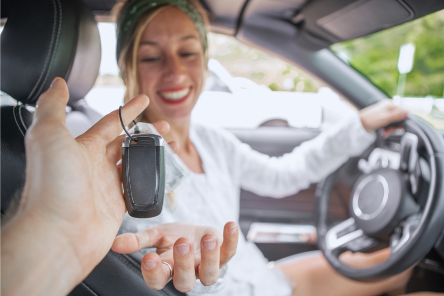 How to Decide Between Ride Sharing and Car Rental in Saudi Arabia